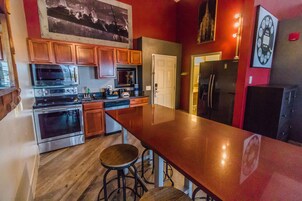 客房内保险箱、办公桌、笔记本电脑工作区、遮光窗帘