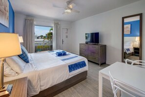 Efficiency King Deluxe | Living area | 32-inch LCD TV with satellite channels, TV - Blue Strawberry by the Sea (Lauderdale-by-the-Sea)