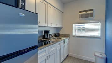 Efficiency King Deluxe | Private kitchen | Fridge, microwave, coffee/tea maker, cleaning supplies