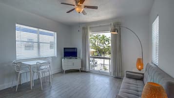 Apartamento, 1 quarto | Individualmente decorados, individualmente mobiliados, escrivaninha