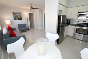 Departamento, 1 habitación | Decoración personalizada, muebles diferentes y escritorio