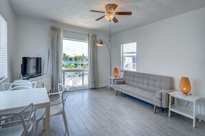 Apartment, 1 Schlafzimmer | Individuell dekoriert, individuell eingerichtet, Schreibtisch
