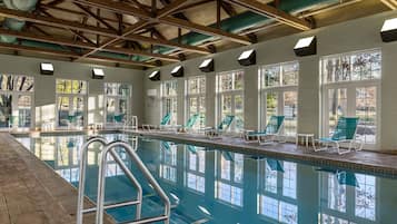 Indendørs pool, sæsonbestemt udendørs pool, parasoller, liggestole