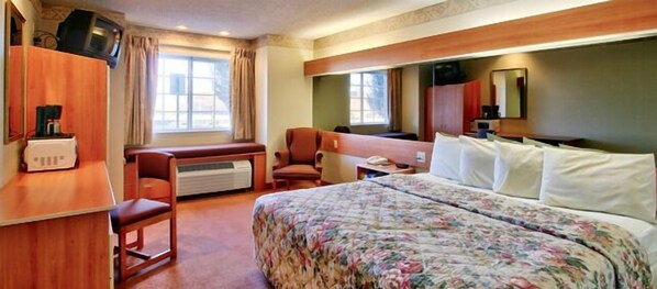 Suite estándar, 1 cama Queen size, para no fumadores | Escritorio, cortinas blackout y tabla de planchar con plancha 