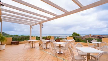 Se sirven desayunos, almuerzos y cenas; con vista al mar