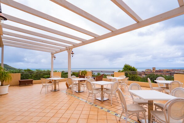 Frühstück, Mittagessen, Abendessen, Blick aufs Meer 