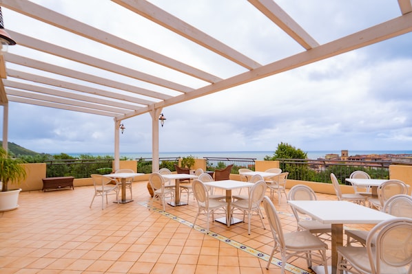Petit déjeuner, déjeuner et dîner servis sur place, vue sur la mer