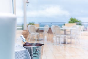 Der serveres morgenmad, frokost og aftensmad med havudsigt 