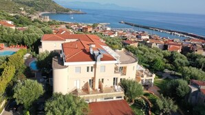A coastal hotel with a pool, surrounded by greenery and a view of the sea. - Hotel America (Camerota)