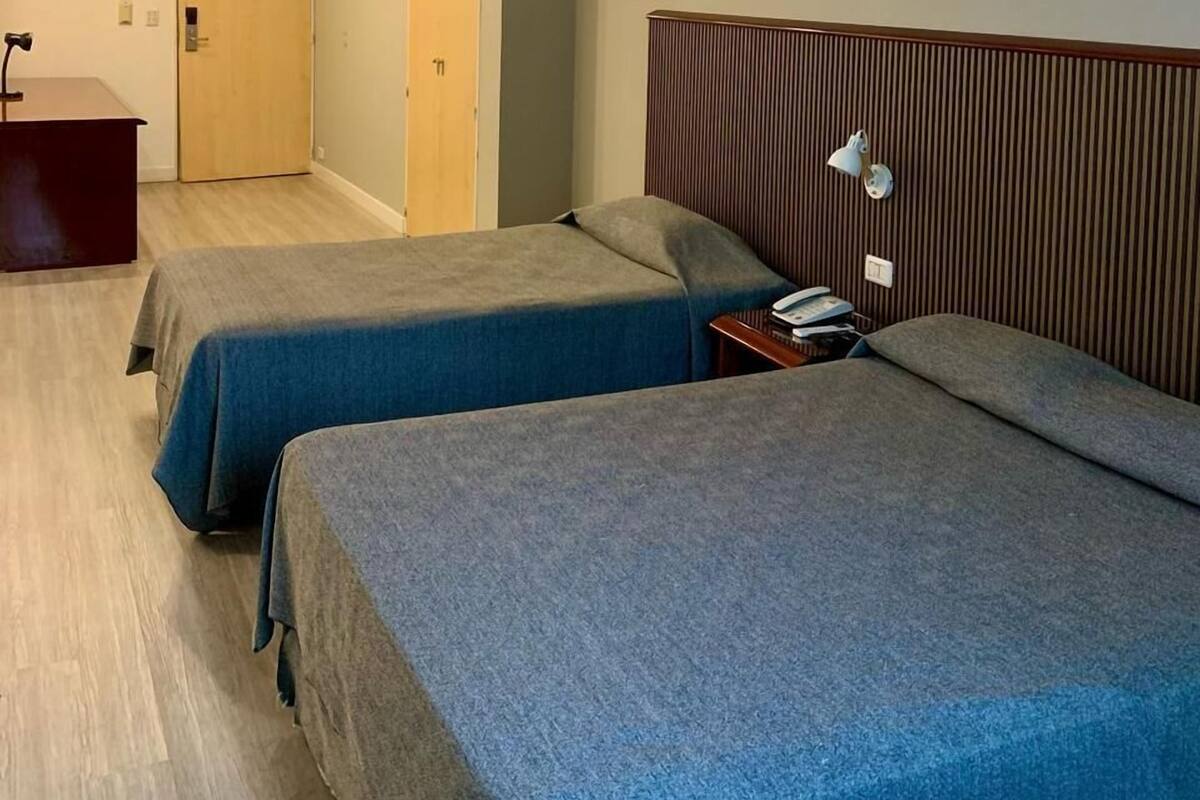 Sengetøy av topp kvalitet, dundyner, minibar og safe på rommet