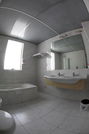 Duschwanne, Regendusche, kostenlose Toilettenartikel, Haartrockner