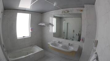 Combined shower/tub, rainfall showerhead, free toiletries, hair dryer