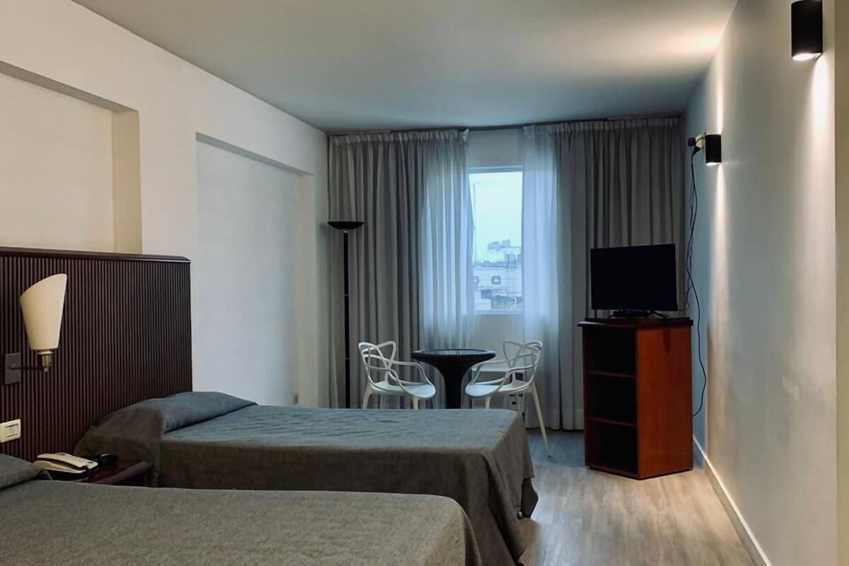 Sengetøy av topp kvalitet, dundyner, minibar og safe på rommet
