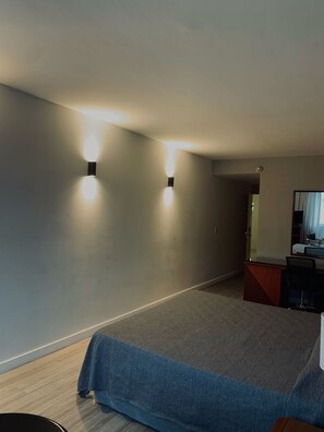 Standard Double or Twin Room | Peralatan tempat tidur premium, gebar bulu kapas, bar mini 