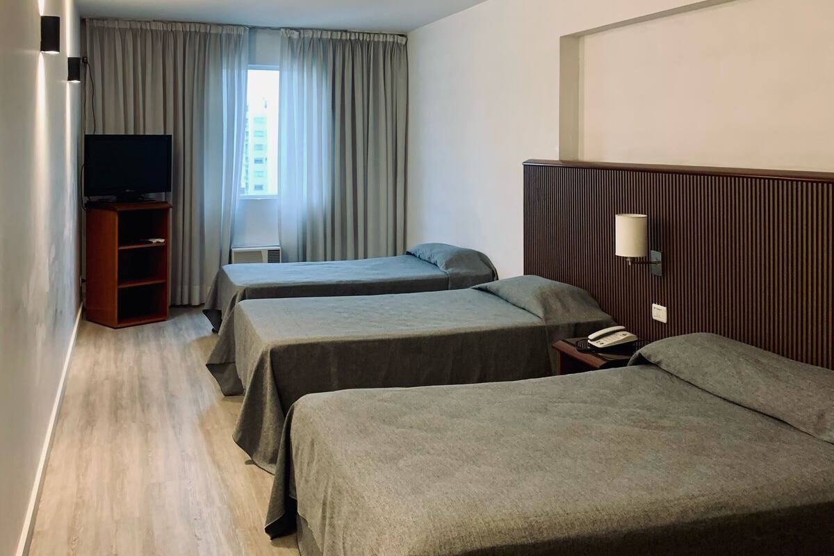 Sengetøy av topp kvalitet, dundyner, minibar og safe på rommet