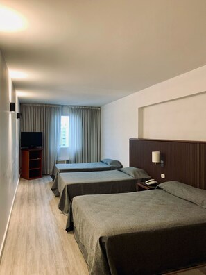 Premium bedding, down duvets, minibar, in-room safe - Cristal Palace Hotel (Buenos Aires)