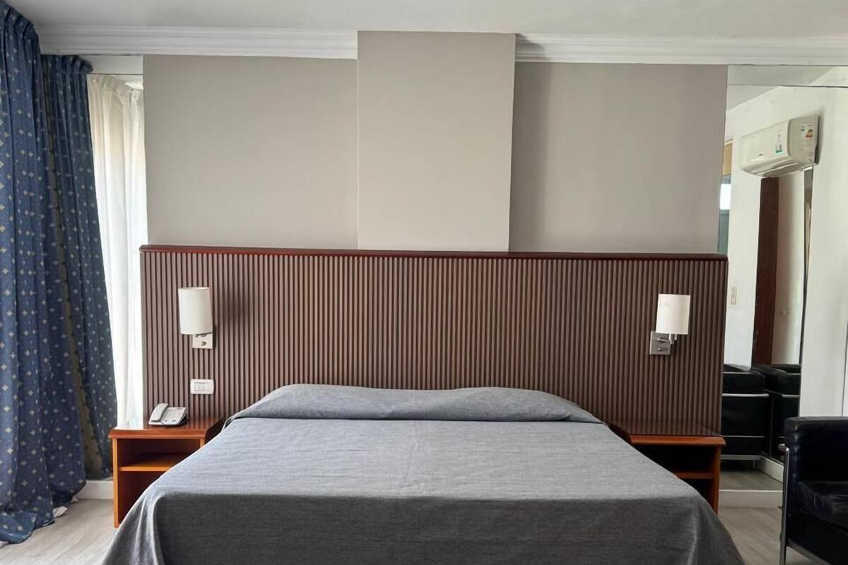 Suite – executive | Sengetøy av topp kvalitet, dundyner, minibar og safe på rommet