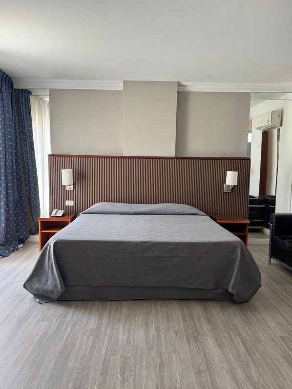 Suite ejecutiva | Ropa de cama de alta calidad, edredón y minibar 