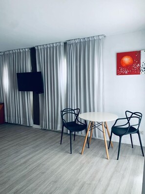 Suite ejecutiva | Ropa de cama de alta calidad, edredón y minibar 