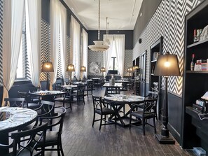 Hi ha 2 restaurants amb plats de cuina local i internacional 