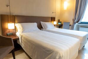 Habitació doble o amb dos llits individuals estàndard | Minibar, caixa forta a l'habitació i escriptori 