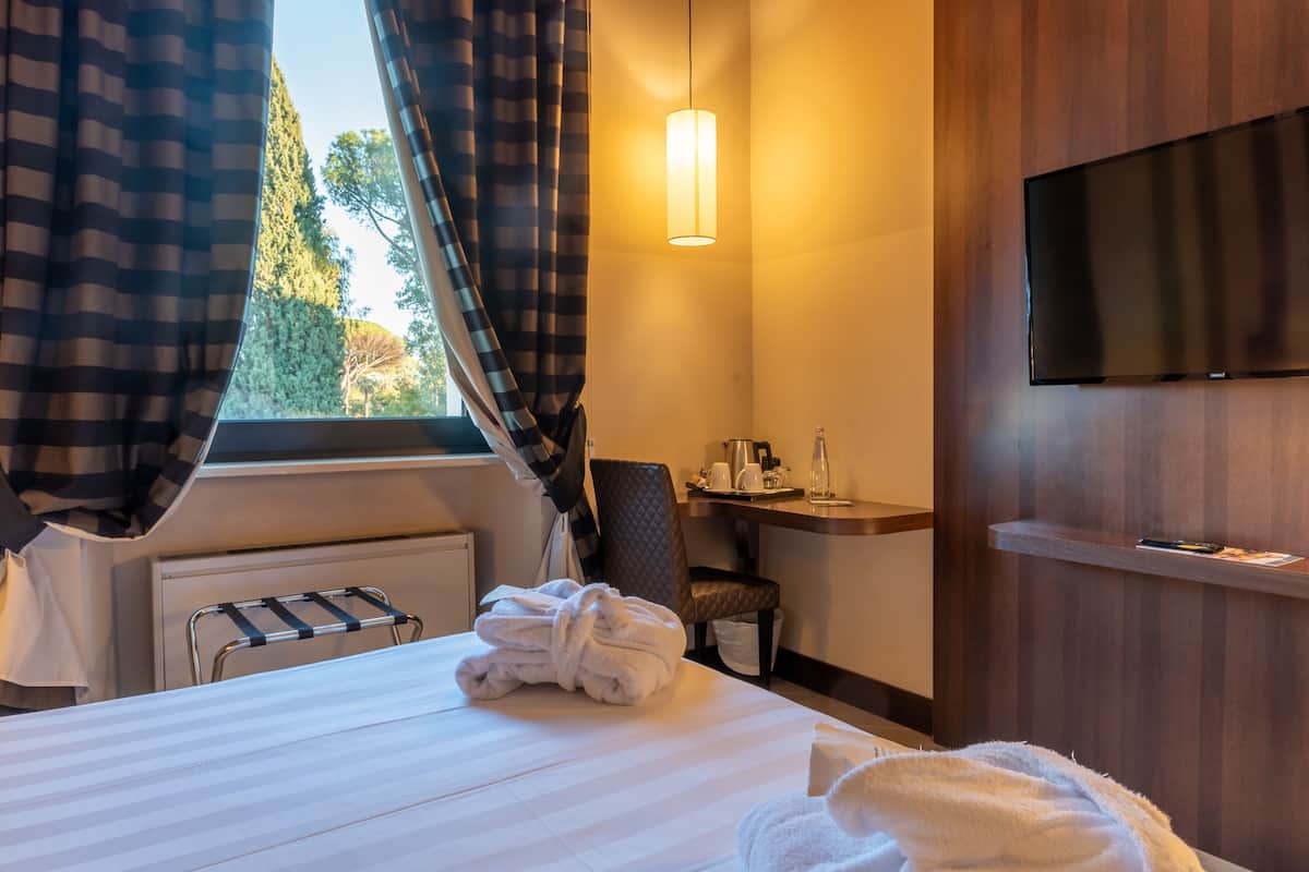 Deluxe Double Room | 1 bedroom, minibar, in-room safe, desk