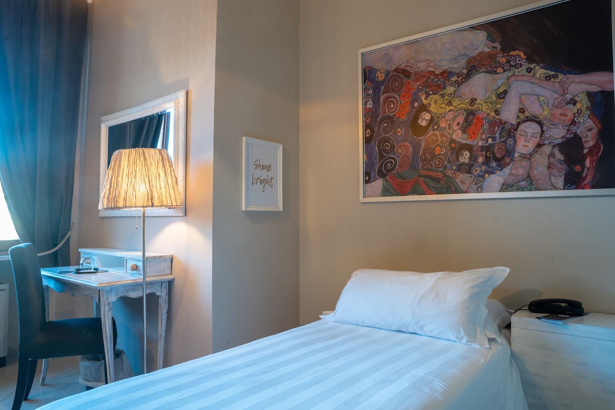 Classic Single Room | 1 bedroom, minibar, in-room safe, desk