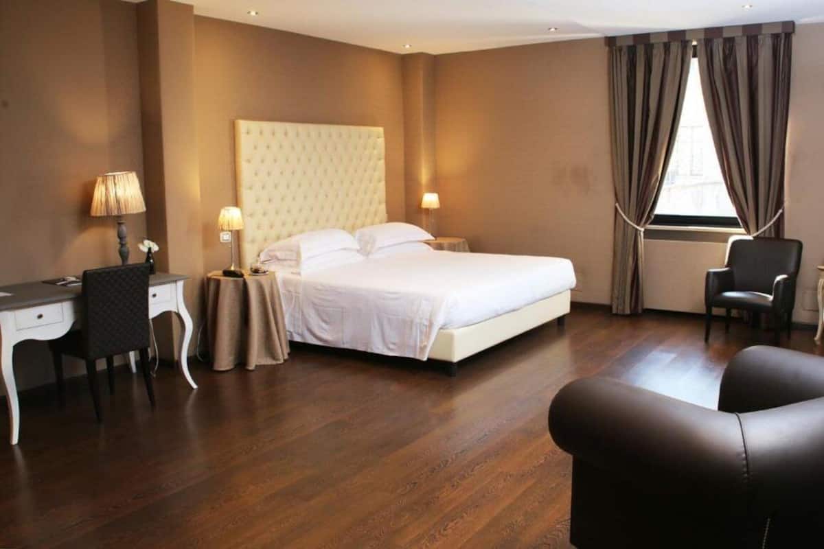 Junior Room | 1 bedroom, minibar, in-room safe, desk