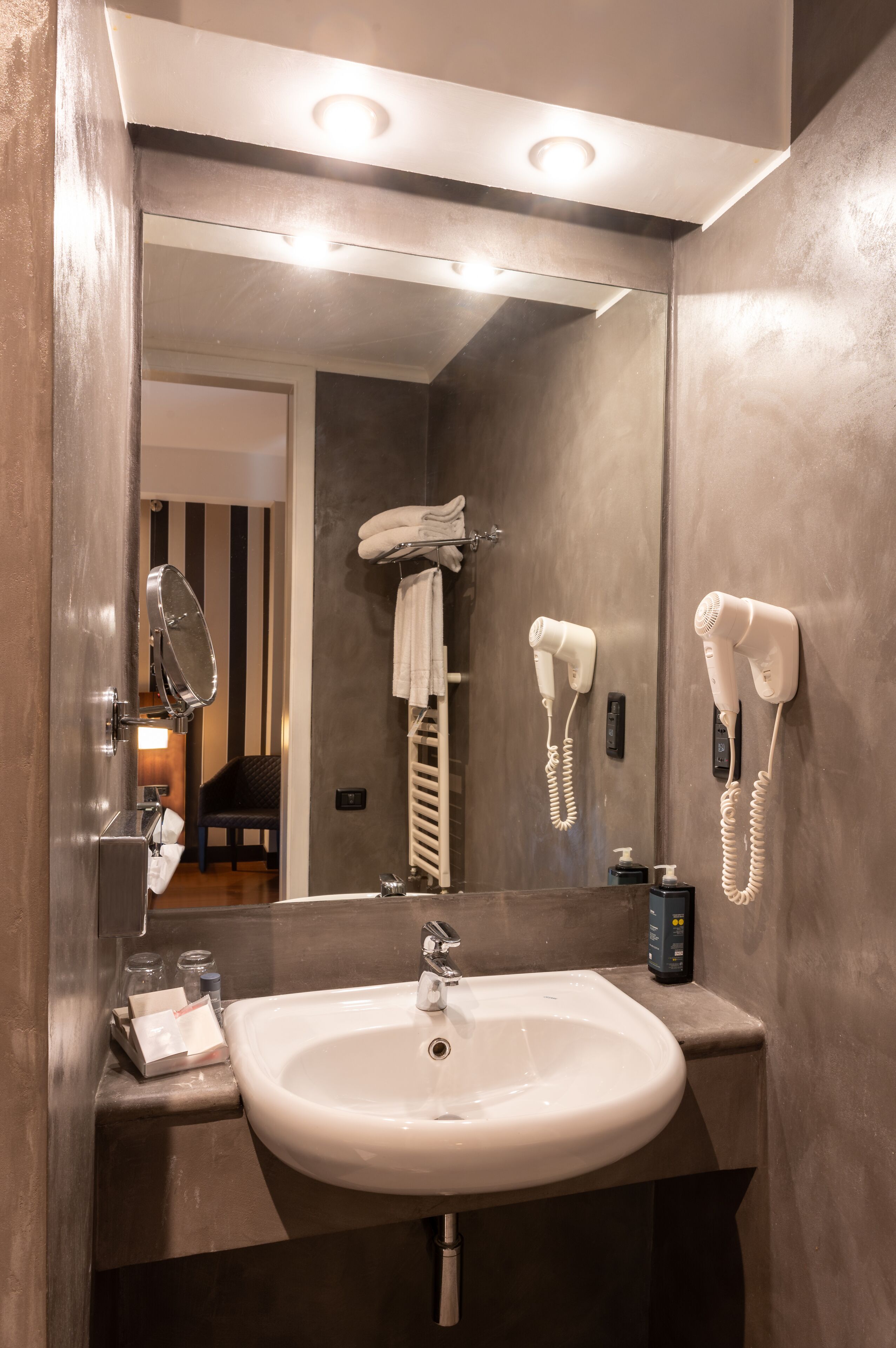 shower, rainfall showerhead, free toiletries, hair dryer