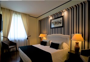 Minibar, in-room safe, desk, laptop workspace - TH Roma - Carpegna Palace (Rome)