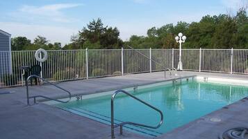 Een seizoensgebonden buitenzwembad