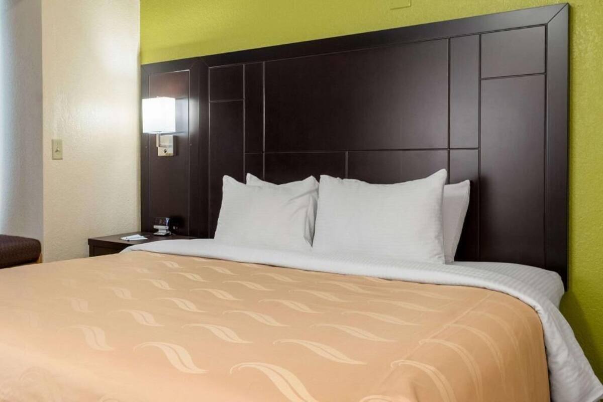 Meja kerja dan tempat tidur bayi (biaya tambahan)