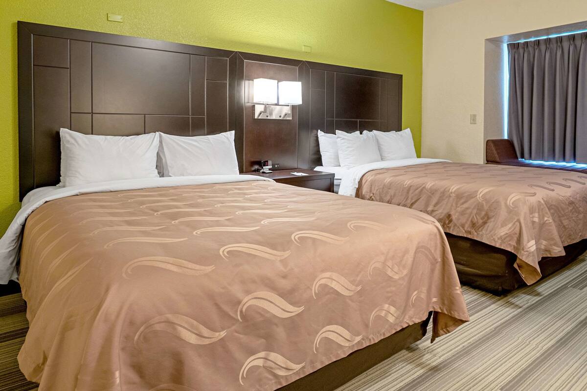 Kamar Standar, 2 Tempat Tidur Queen, Bebas Asap Rokok | Meja kerja dan tempat tidur bayi (biaya tambahan)