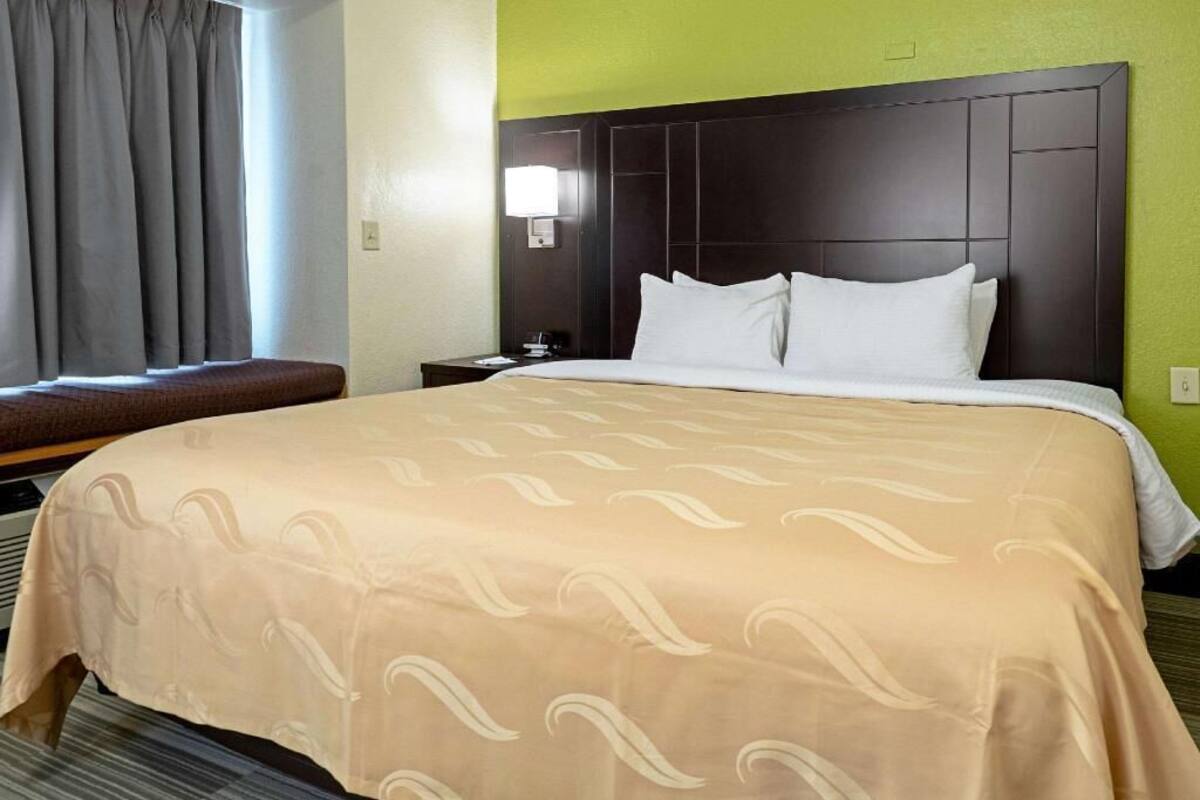 Meja kerja dan tempat tidur bayi (biaya tambahan)