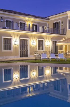 Mặt tiền nơi lưu trú - ban đêm