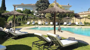 Outdoor pool, sun loungers