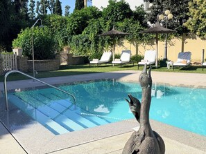 Outdoor pool, sun loungers - Hotel Villa Jerez (Jerez de la Frontera)