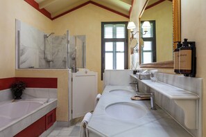 Junior Suite, Garden View | Bathroom | Separate tub and shower, jetted tub, free toiletries, hair dryer - Hotel Villa Jerez (Jerez de la Frontera)