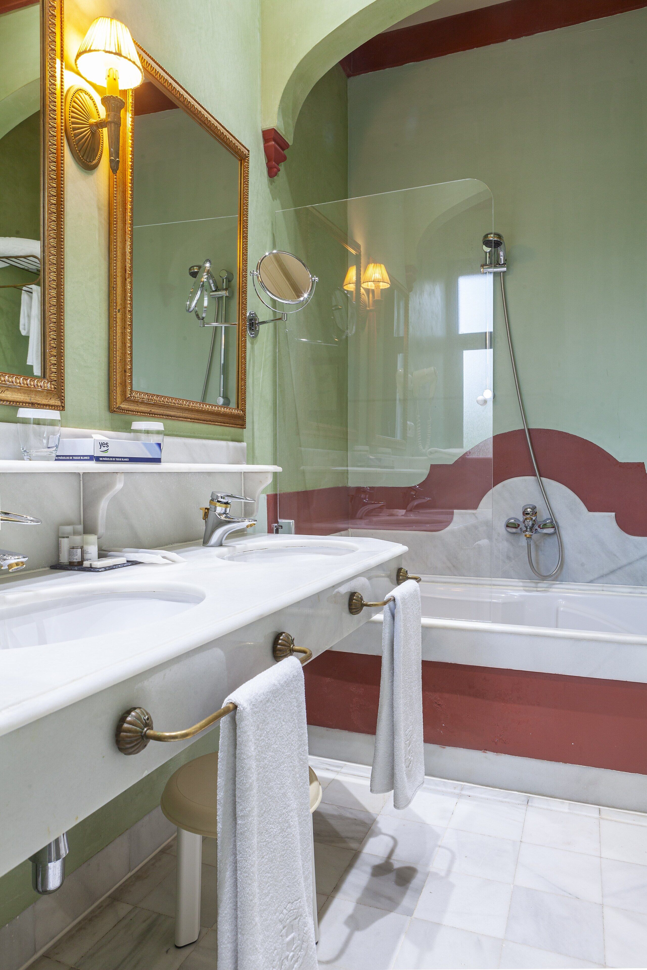 separate bathtub and shower, jetted bath, free toiletries, hair dryer