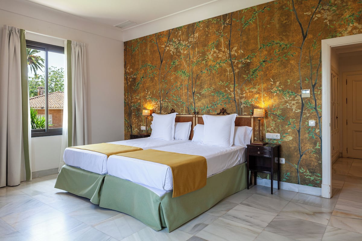 1 bedroom, premium bedding, memory foam beds, free minibar