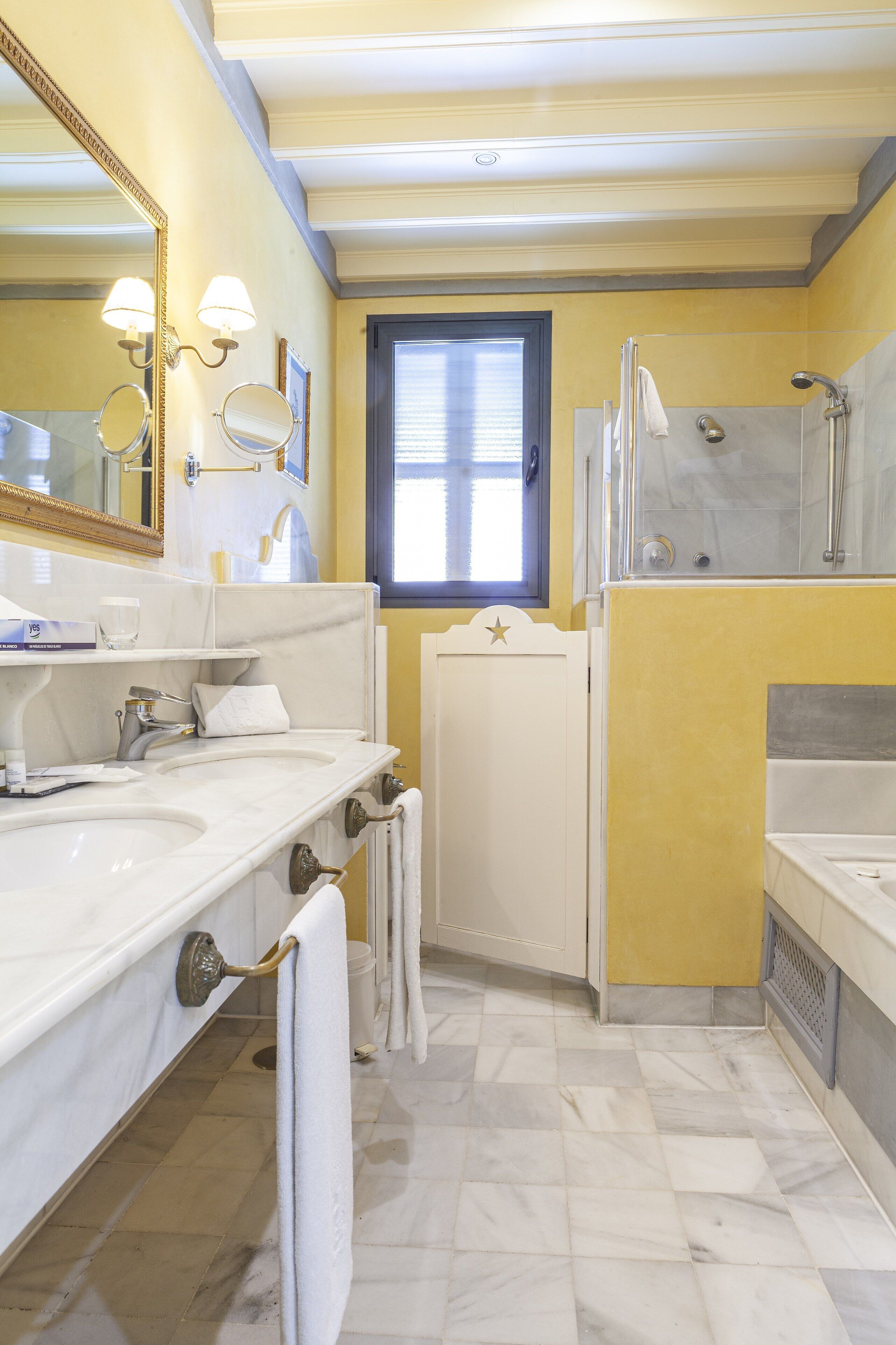 separate bathtub and shower, jetted bath, free toiletries, hair dryer