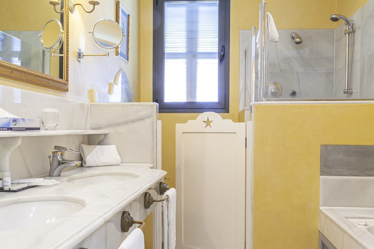 separate bathtub and shower, jetted bath, free toiletries, hair dryer