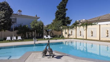 حمّام سباحة خارجي، مقاعد للتشمس