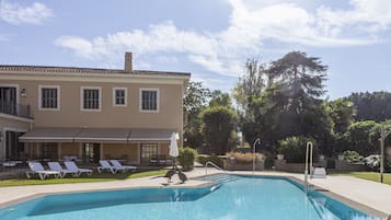 Outdoor pool, sun loungers