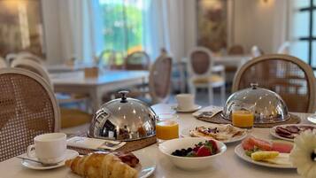 Daily buffet breakfast for a fee