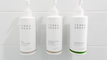 Premium bedding, desk, iron/ironing board, free cribs/infant beds