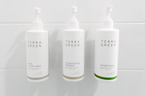 Premium bedding, desk, iron/ironing board, free cots/infant beds