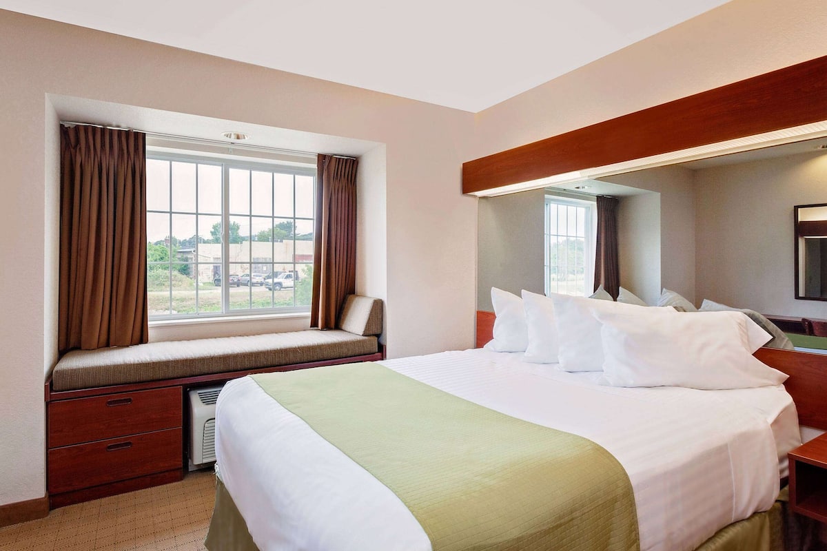 room, 1 queen bed, non smoking | premium bedding, desk, iron/ironing board, free cots/infant beds