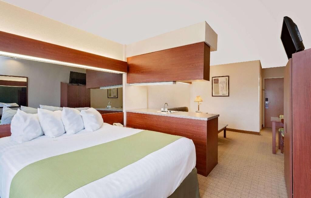 Premium bedding, desk, iron/ironing board, free cribs/infant beds