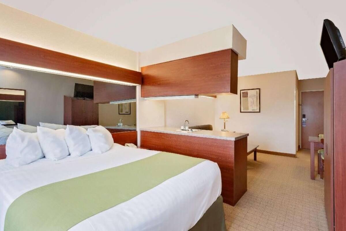 Premium bedding, desk, iron/ironing board, free cribs/infant beds